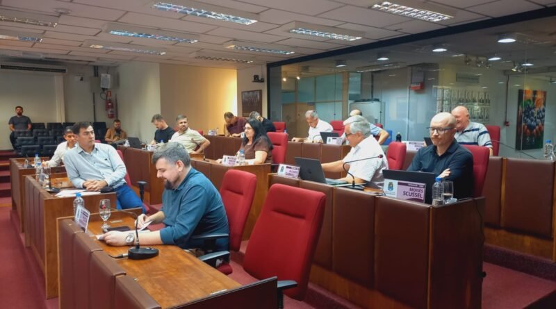 Moisés Scussel aprova lei que assegura transparência em obras com uso de QR Code