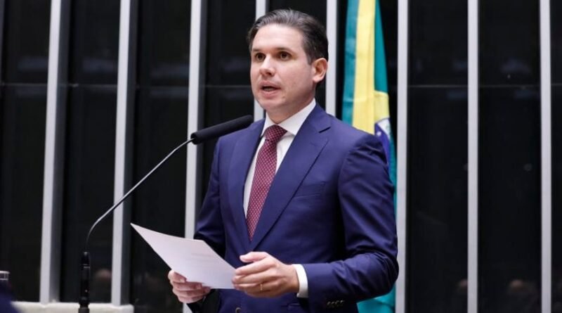 Motta busca votação da PEC que extingue a escala 6 X 1 no plenário até julho