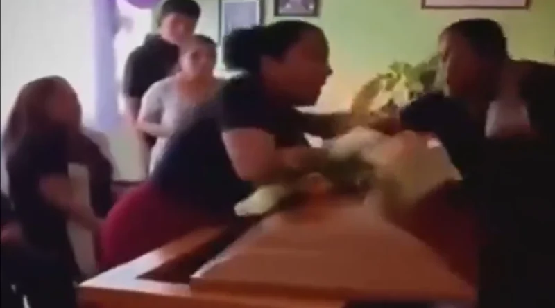 Mulheres revelam que mantinham relacionamentos com o mesmo homem durante velório