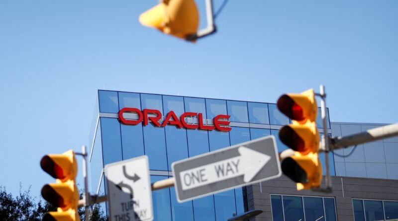 Oracle realiza demissões em massa para direcionar investimentos em inteligência artificial, segundo emissora de TV