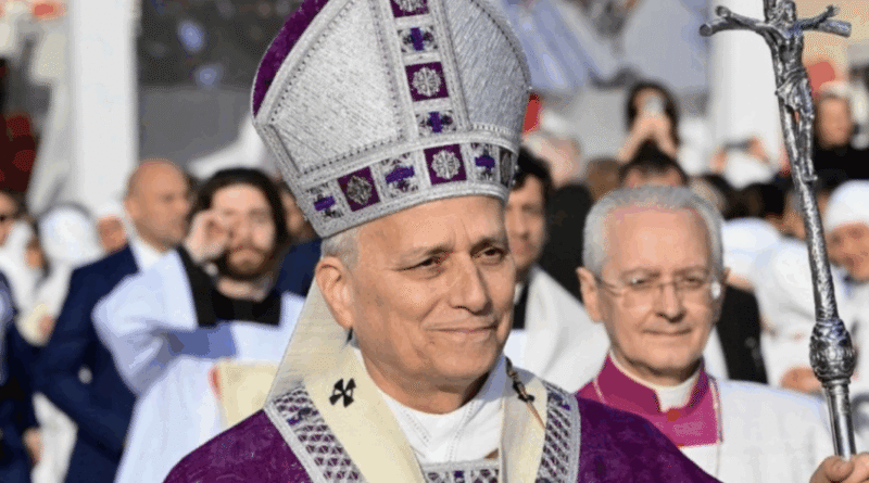 Papa Leão 14 celebra a Sexta da Paixão em oração deitado