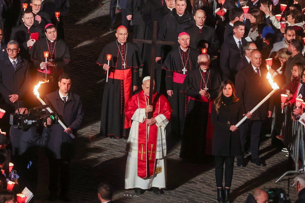 Papa Leão XIV segura uma cruz durante a procissão da Via Crucis