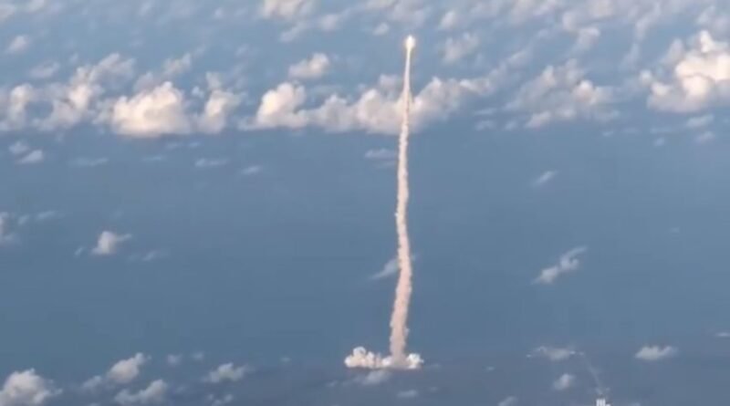 Passageiro registra lançamento da Artemis 2 durante voo comercial