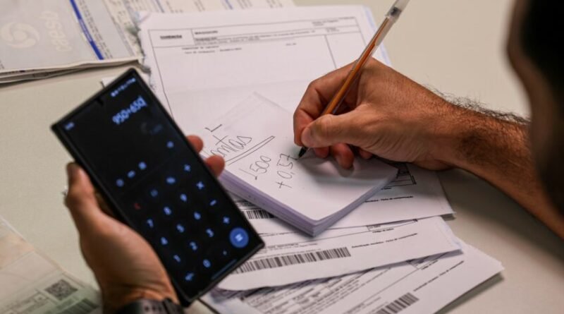 Pesquisa revela que 59% dos brasileiros consideram a renda insuficiente