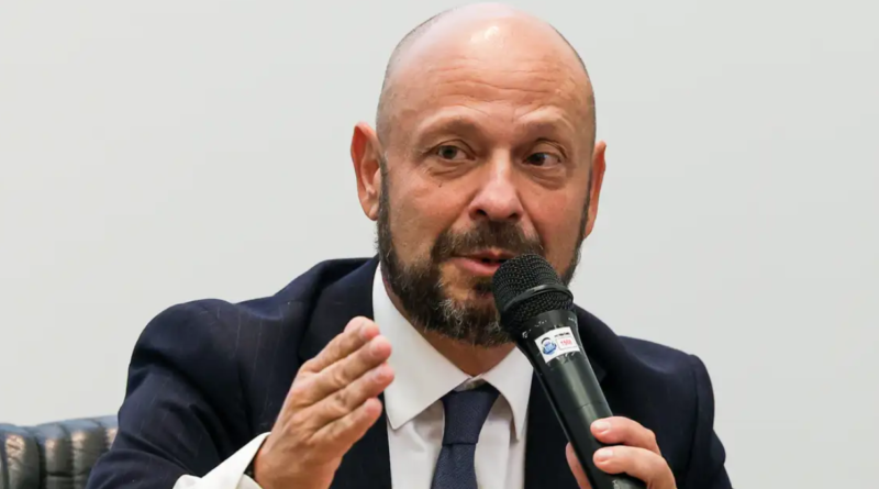 Presidente do INSS é demitido após escândalo da Previdência e funcionária de carreira assume a liderança do órgão