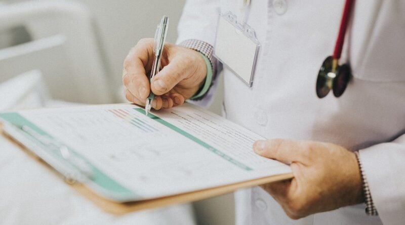 Projetos propõem reajuste anual para bolsas de residência médica