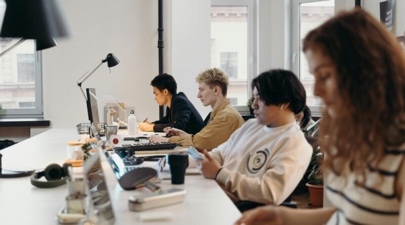 Queda no entusiasmo da Gen Z pela IA reflete frustração com o mercado de trabalho