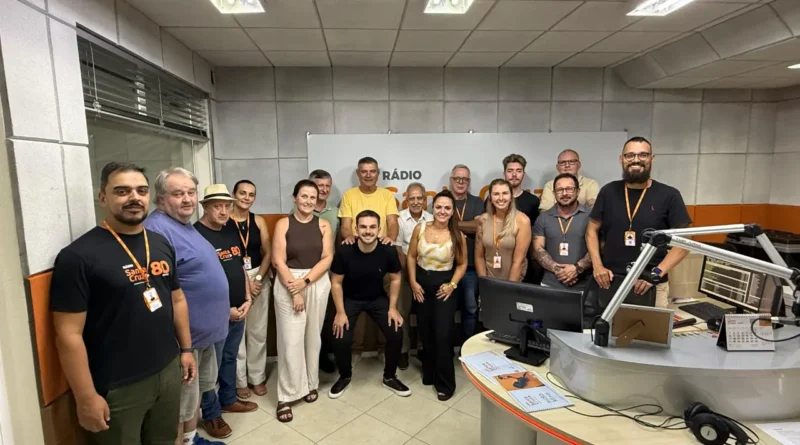 Rádio Santa Cruz antecipa programação ao vivo e apresenta novo comunicador
