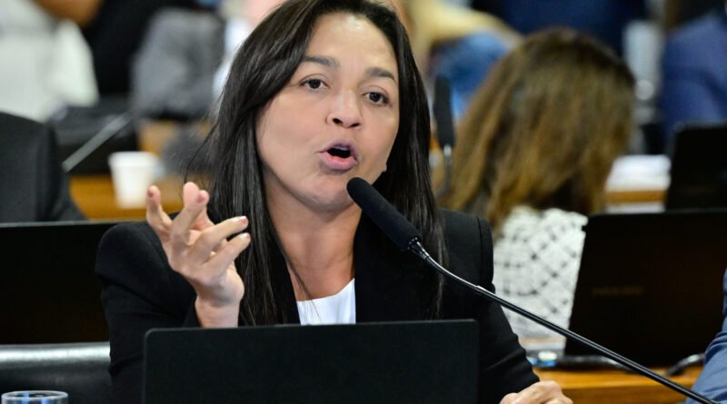 Senadora critica candidatura de Ronaldo Caiado, sai do PSD e se filia ao PT