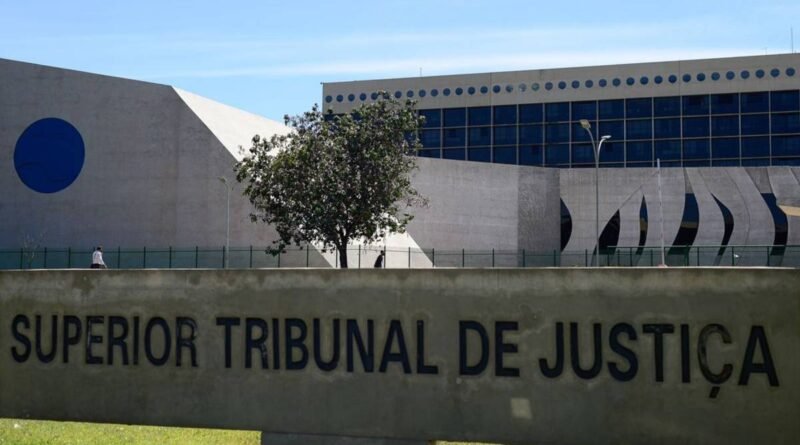 STJ permite exclusão de sobrenome do pai no registro civil devido a abandono afetivo