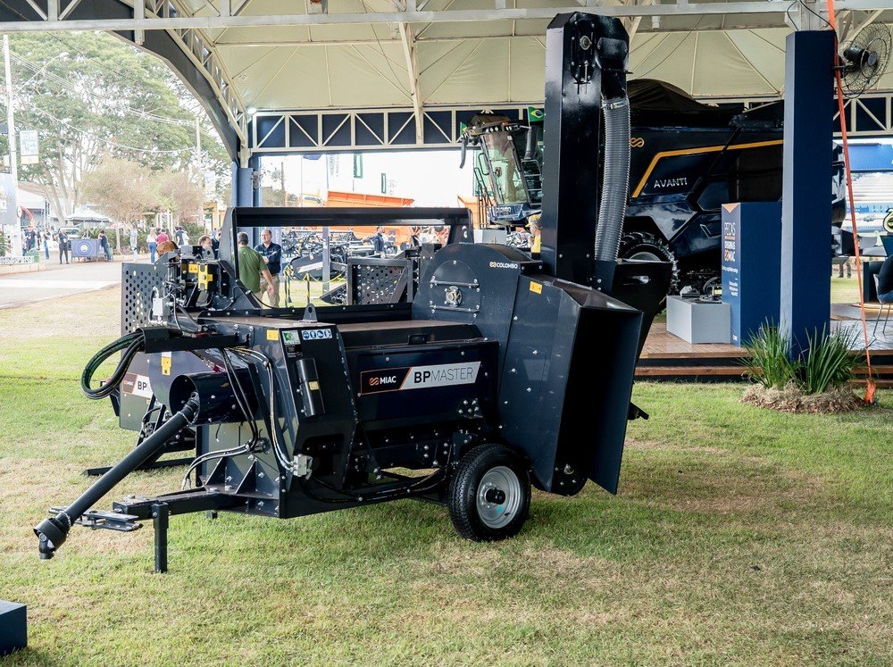 Equipamento nacional lançado na Agrishow mecaniza colheita de pimenta-do-reino.