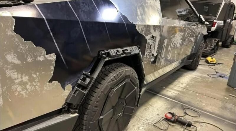 Tesla encerra serviço de envelopamento após descobrir que adesivos podem danificar carroceria blindada do Cybertruck