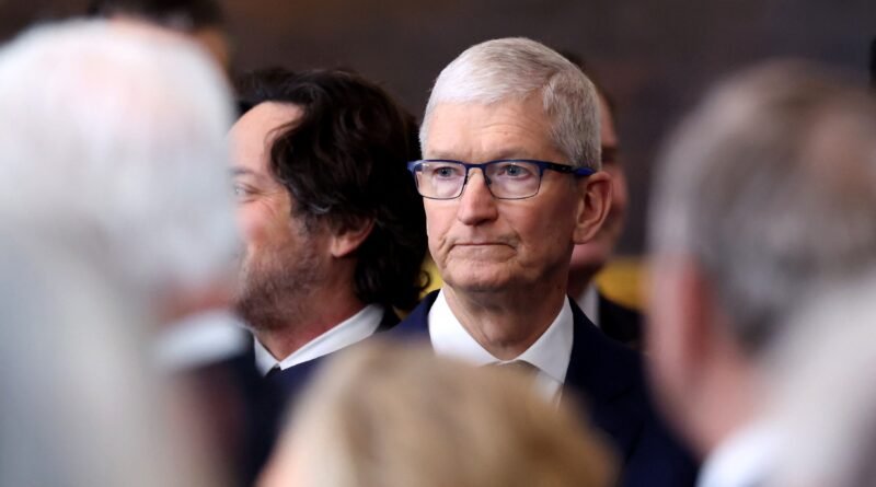 Tim Cook se torna o CEO mais longevo da Apple, superando Steve Jobs e destacando as diferenças entre eles