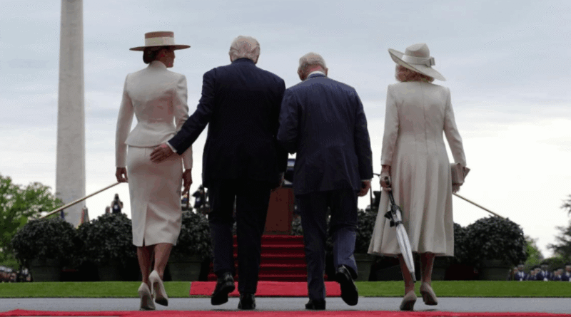 Trump provoca risos ao dar tapinha no bumbum de Melania durante visita do rei Charles III