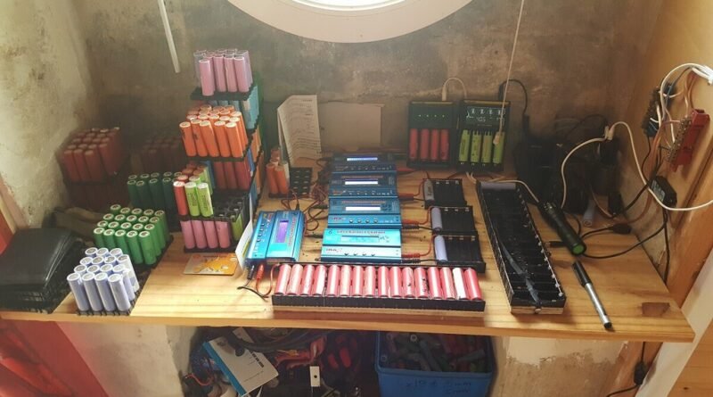 Usuário acumula mais de 650 baterias de laptop em quase uma década de colecionismo