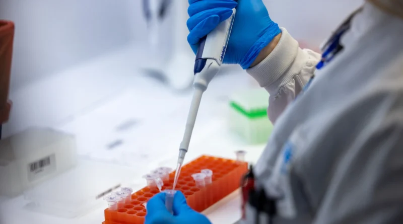 Variante BA.3.2 da Covid apresenta baixo risco, mas especialistas alertam para a necessidade de vigilância contínua