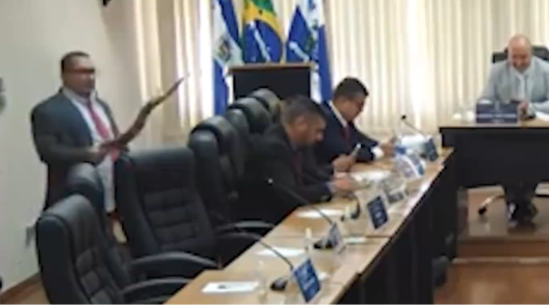 Vereador apresenta mandioca em plenário no interior do RJ após debate