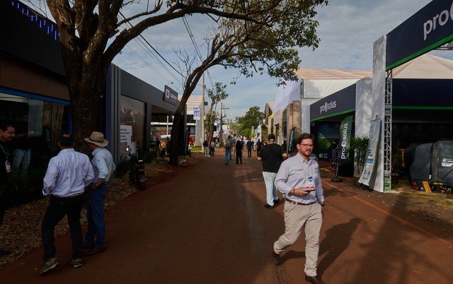 Agrishow 2026 apresenta robôs solares que habitam o campo e utilizam IA no combate a pragas
