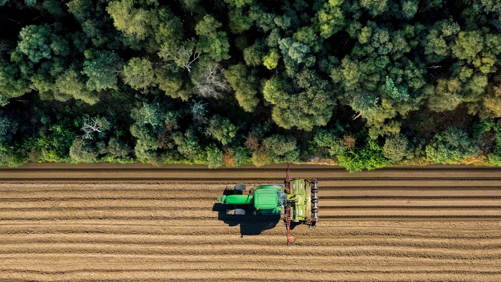 Sistema que pode ser acoplado a tratores dá autonomia a máquinas agrícolas no campo.