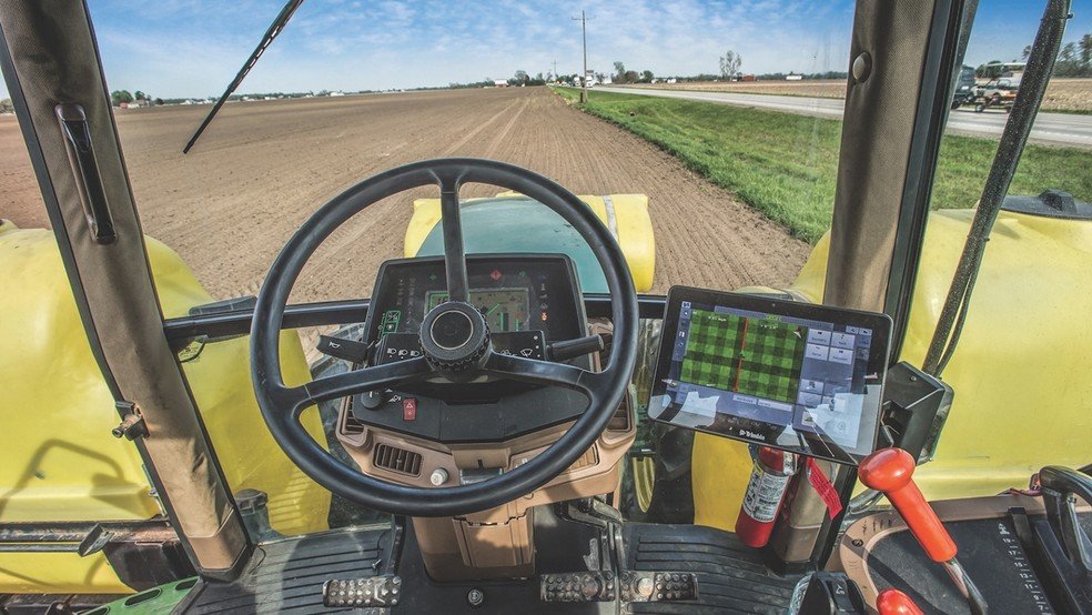 Sistema de piloto automático transforma experiência de pilotar equipamentos agrícolas mais antigos em algo parecido com jogar videogame.