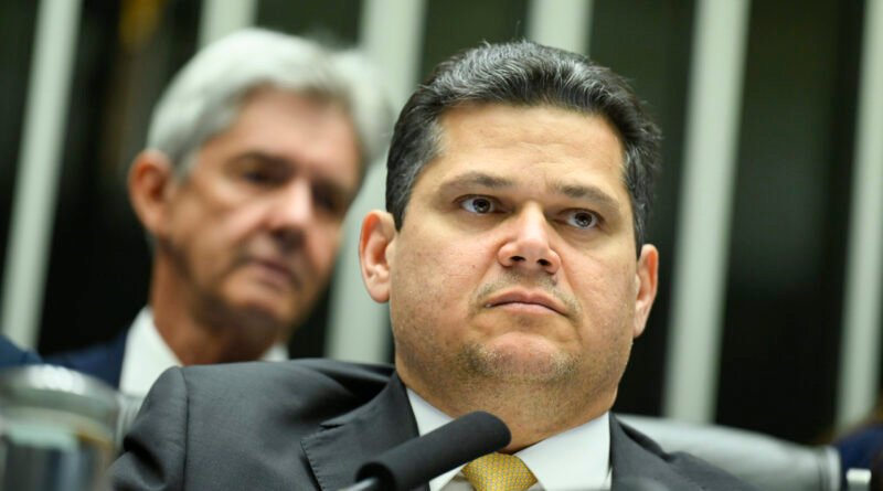 Alcolumbre promulga lei da dosimetria e possibilita redução de pena para Jair Bolsonaro
