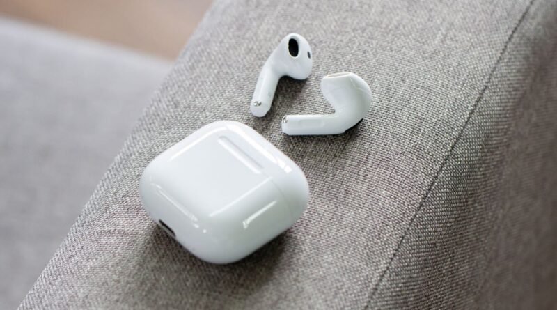 Apple está próxima de lançar fones de ouvido com câmera embutida, afirma Gurman