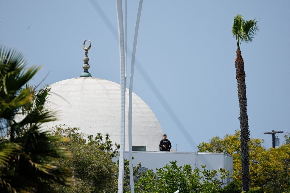Policial em mesquita de San Diego, na Califórnia, em 18 de maio de 2026