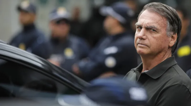 Bolsonaro apresenta boa evolução após cirurgia e continuará internado, segundo boletim médico