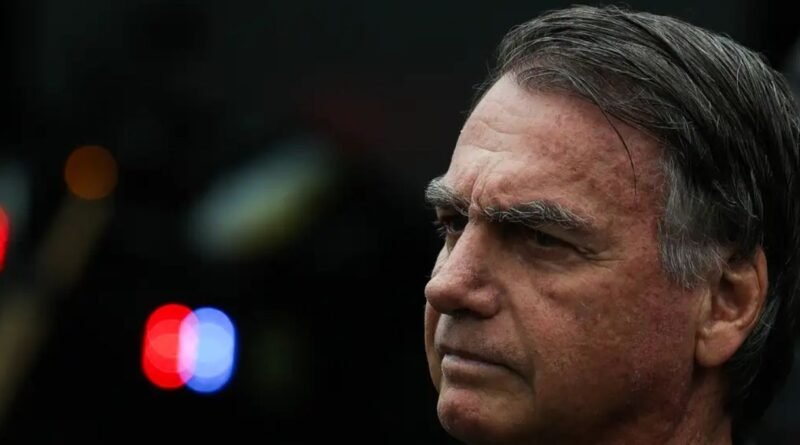Bolsonaro é transferido de prisão domiciliar para hospital em Brasília para cirurgia no ombro, informa Michelle