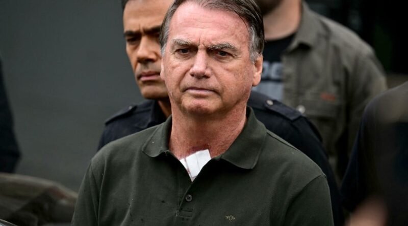 Bolsonaro mostra melhora, mas permanece internado