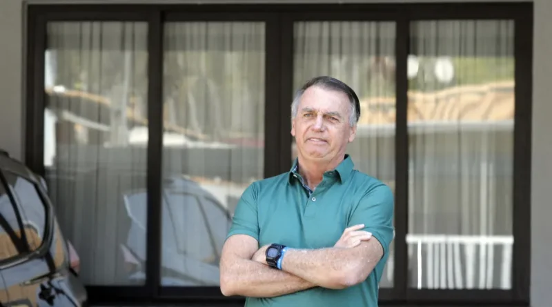 Bolsonaro recebe alta hospitalar e retorna à prisão domiciliar após cirurgia no ombro