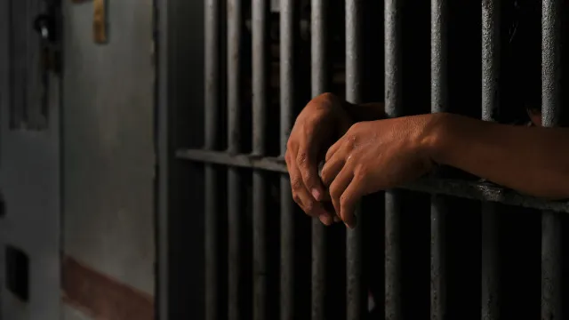 Brasileiro é detido em Paris sob suspeita de abuso sexual de crianças em pré-escola