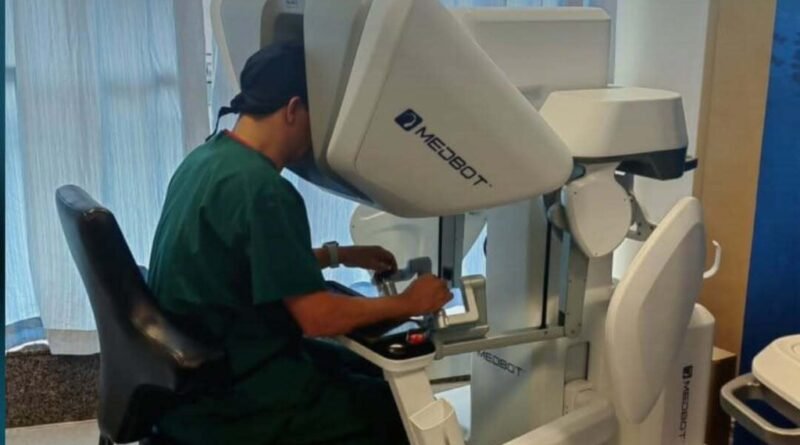 Brasileiro na China realiza cirurgia em paciente a 19 mil quilômetros de distância