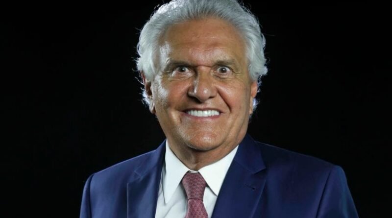 Caiado se abstém de criticar Flávio Bolsonaro durante entrevista
