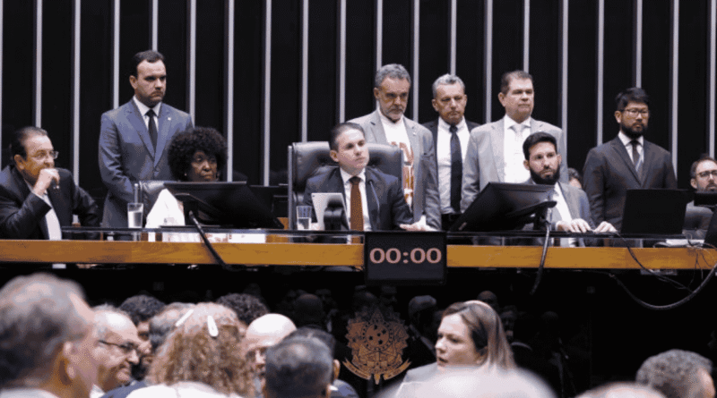 Câmara aprova fim da escala 6x1 e estabelece jornada máxima de 40 horas semanais