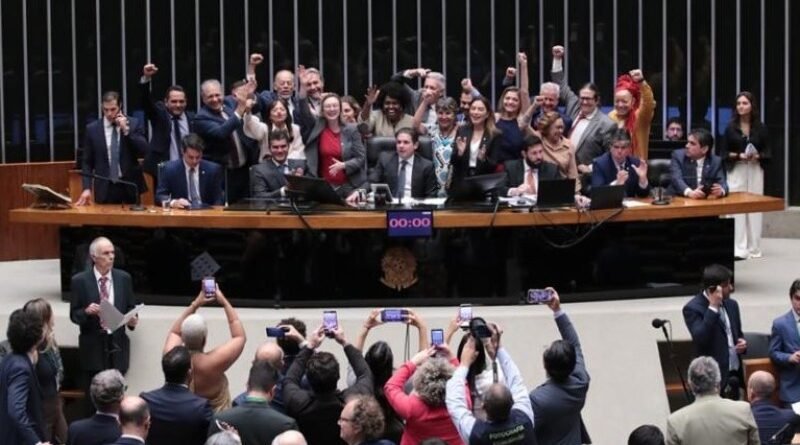 Câmara aprova medida provisória que aumenta em 5,4% o piso salarial dos professores