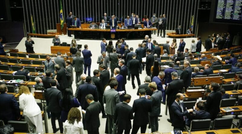 Câmara aprova projeto que protege orçamento de partidos
