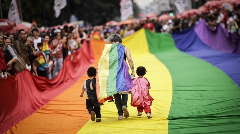 Câmara de São Paulo aprova projeto que proíbe a participação de crianças em paradas LGBT+