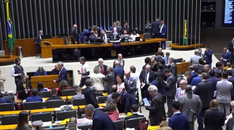 Câmara dos Deputados debate PEC que propõe o fim da escala 6x1