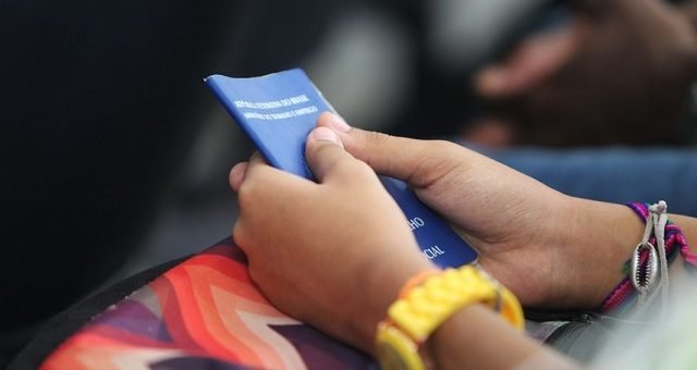 Câmara dos Deputados discute PEC que elimina escala 6x1 após aprovação em comissão