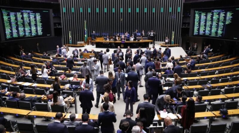 Câmara realiza votação da PEC que extingue a escala 6 X 1