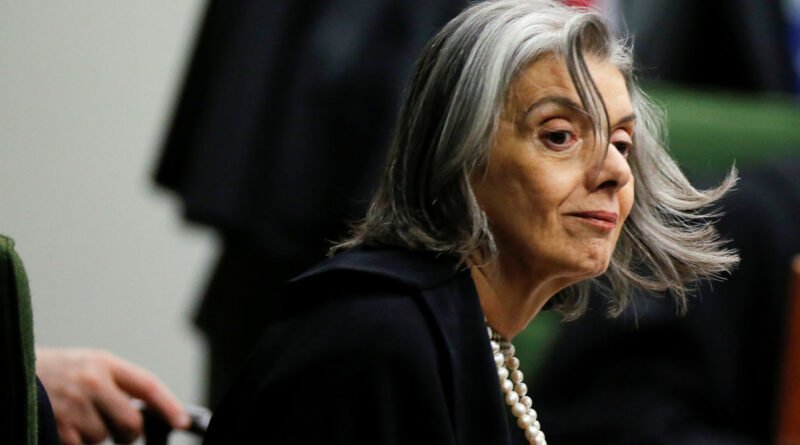 Cármen Lúcia condena a violência de gênero em sua última sessão como presidente do TSE