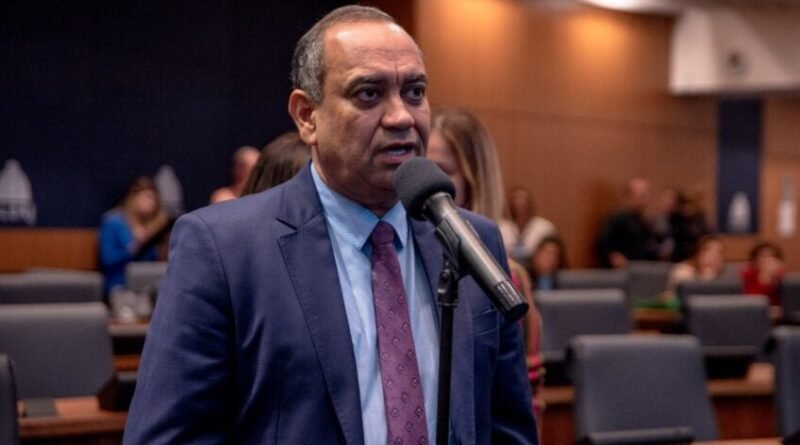 Carro do deputado Max Lemos é atingido por tiros em Duque de Caxias