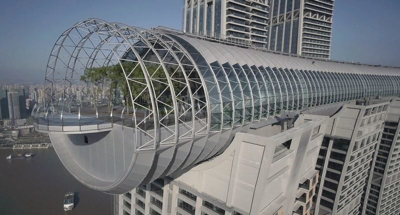 China constrói arranha-céu horizontal suspenso a 250 metros de altura