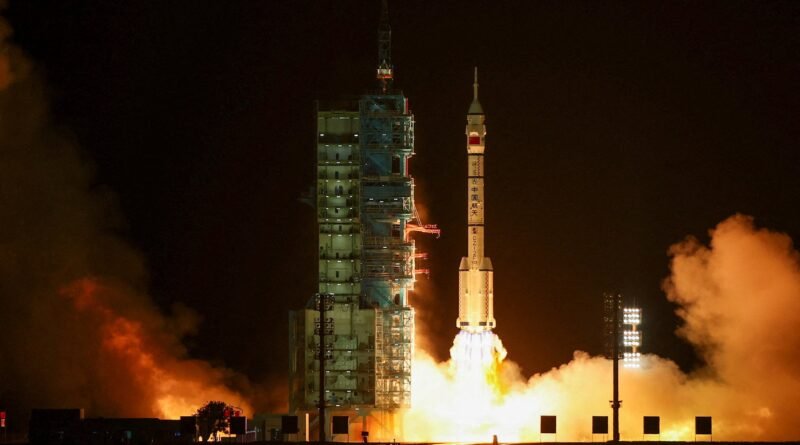 China inicia missão para preparação de viagem à Lua com astronauta passando um ano no espaço pela primeira vez