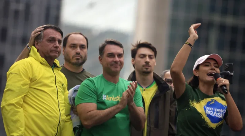 Clã Bolsonaro é ligado a suspeitos de crime organizado; relembre os casos