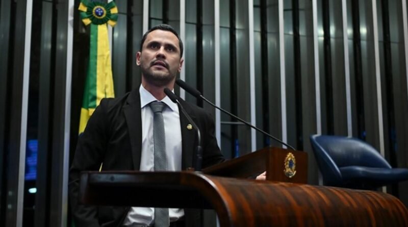 Cleitinho entrega pizza no Congresso em protesto contra a lentidão no avanço da 6 X 1
