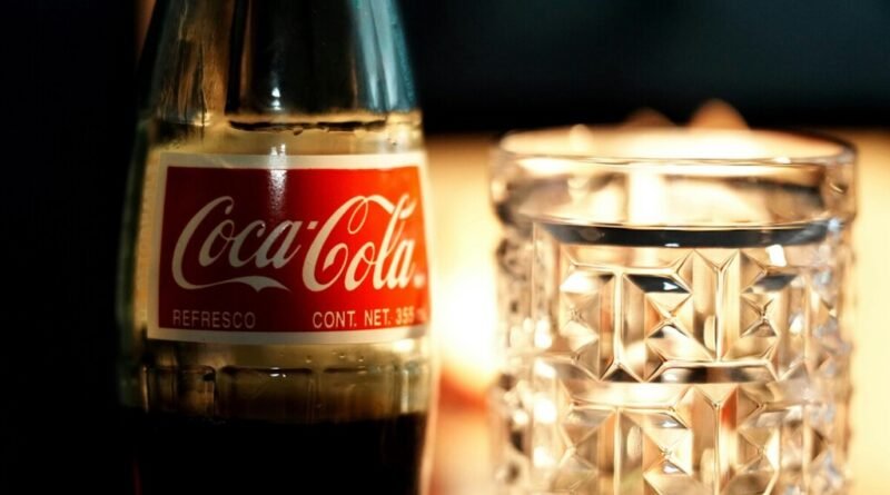 Coca-Cola altera fórmula clássica em 1985 para enfrentar concorrência da Pepsi e enfrenta desastre comercial