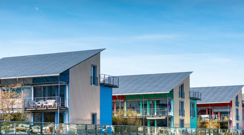 Colapso da dependência elétrica: cidade mais verde da Europa transforma regras urbanas com casas autossuficientes em energia