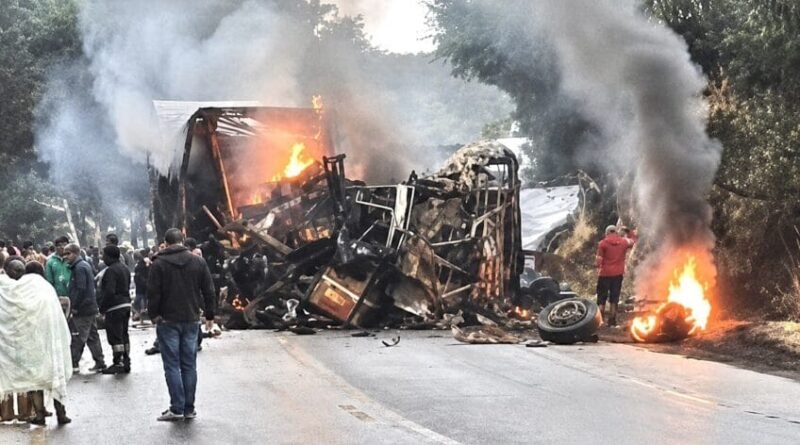 Colisão entre ônibus e caminhão resulta em 8 mortes na BR-251 em Minas Gerais